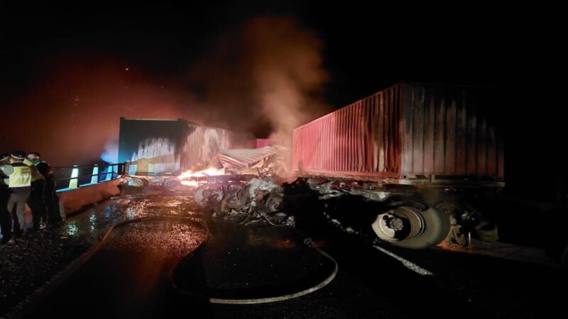 Autopista Colima Guadalajara chocan cuatro tráileres y mueren dos