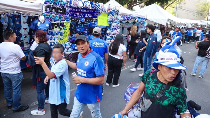 Policía golpea brutalmente a aficionado del Cruz Azul UnoTV