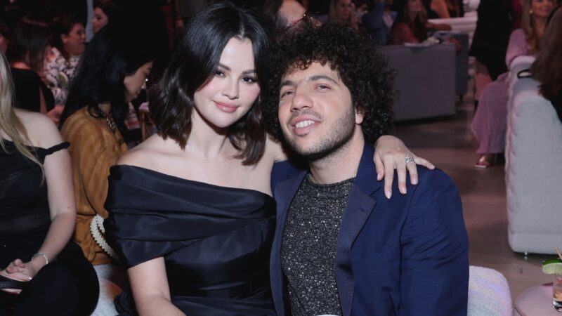 Selena Gomez Y Benny Blanco Se Comprometen Ella Presume Impresionante