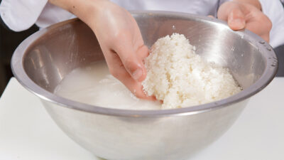 ¿Por qué debes lavar el arroz antes de cocinarlo? Expertos explican cómo hacerlo