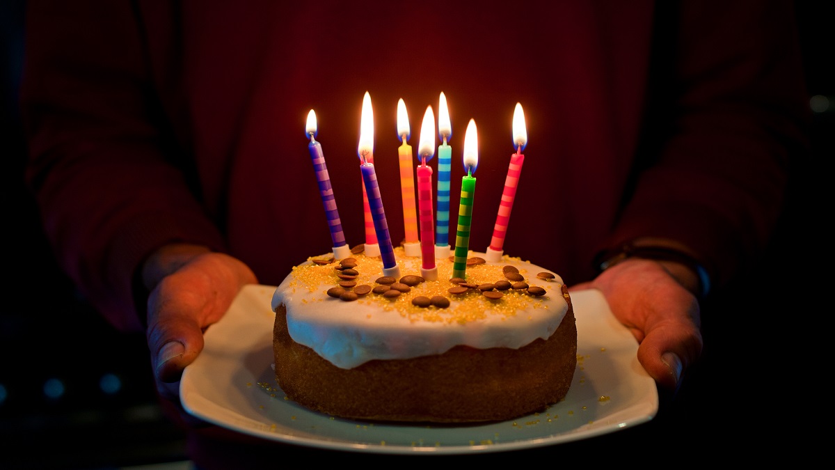 Niño festeja su cumpleaños y reacción antes de ser aventado al pastel se viraliza