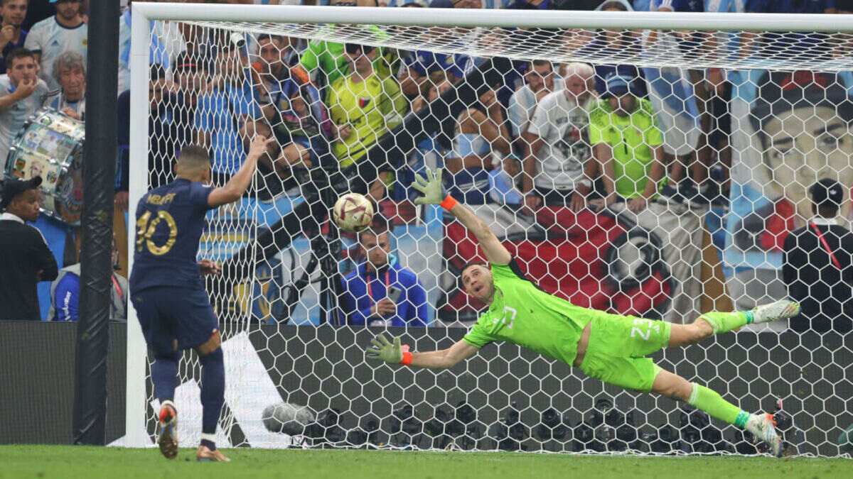 “Dibu” Martínez le dedica un “minuto de silencio” a Kylian Mbappé tras la final de Qatar 2022