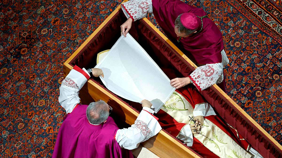 El emotivo momento de la despedida a Benedicto XVI