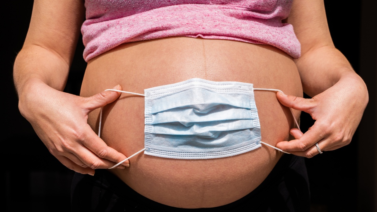 Salud advierte por riesgos de Ómicron durante el embarazo: ¿cuáles son sus recomendaciones?