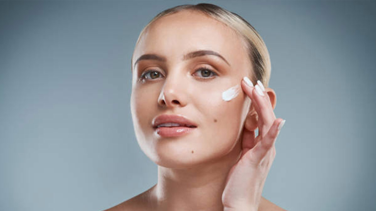 ¿Cómo reaplicar protector solar sobre el maquillaje?