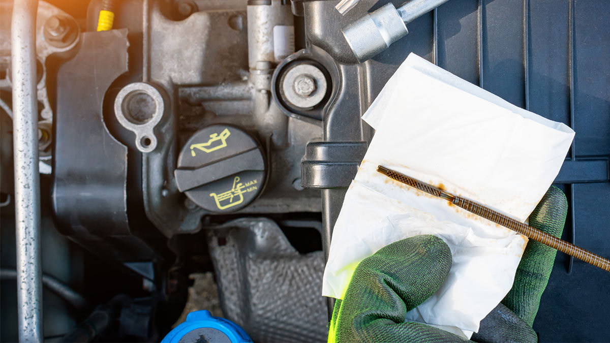 Cómo revisar correctamente el aceite de tu auto.