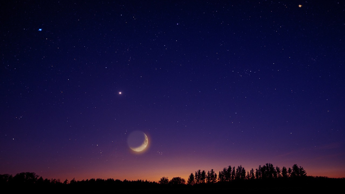 5 planetas se alinean con la “sonrisa” de la Luna; ¿se podrá ver el último tramo de este maratón astronómico?