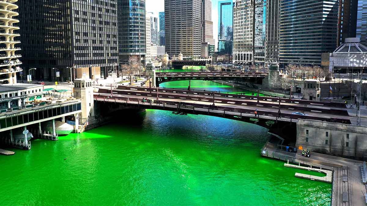 Día de San Patricio: ¿Por qué se tiñe de verde el río de Chicago?