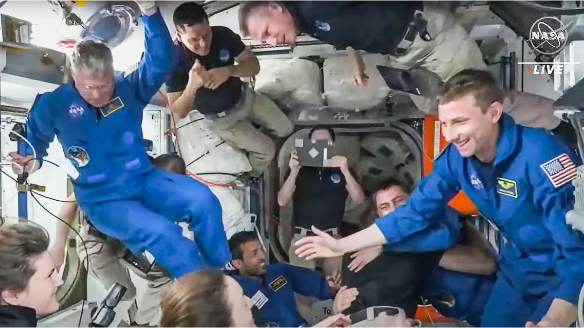 Astronautas de SpaceX Dragon entran a la Estación Espacial Internacional