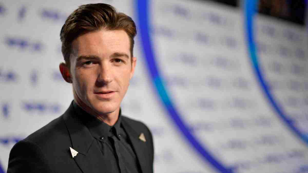 captan a Drake Bell haciendo fila en Tijuana para pasar a EU