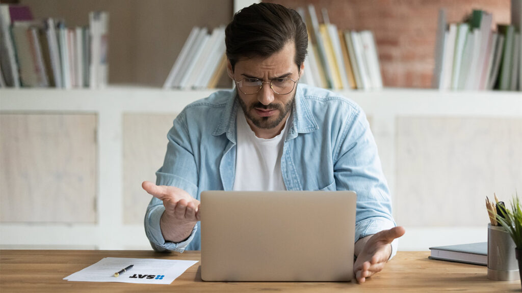 Hombre frente a una computadora haciendo su declaración anual en el SAT