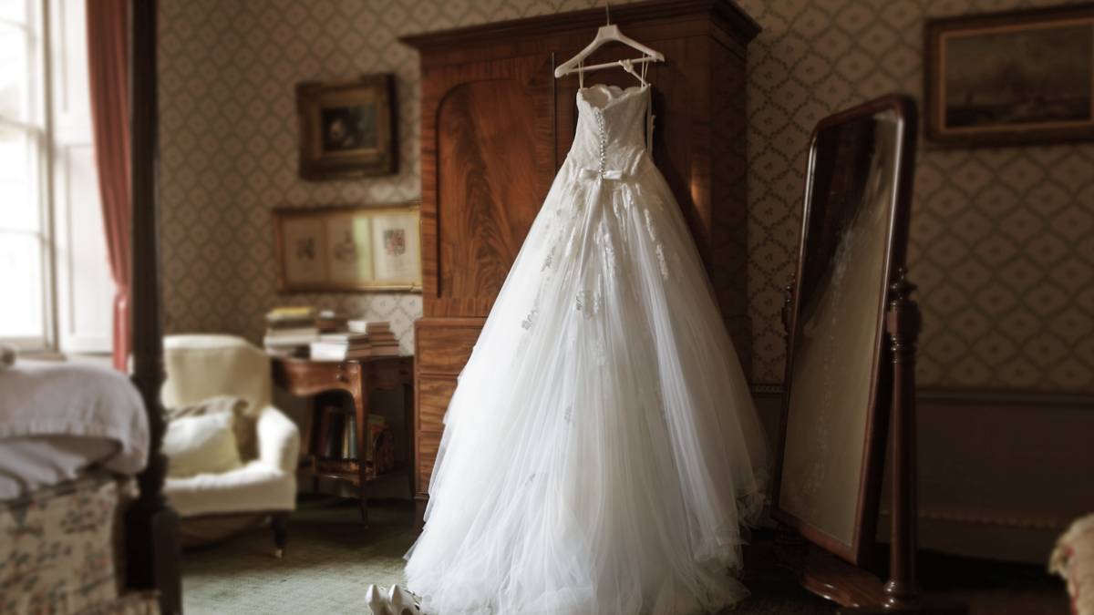 Su novio muere días antes de la boda y mujer decide continuar con ceremonia: conmovedor video