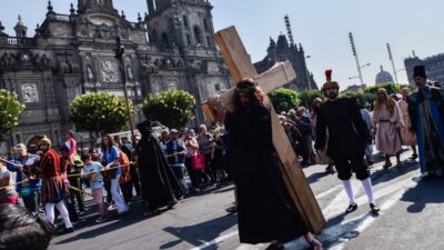 Marchas CDMX, representación del Viacrucis en el Zócalo capitalino
