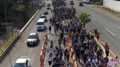 Caravana migrante en su camino a la salida de Tapachula, Chiapas