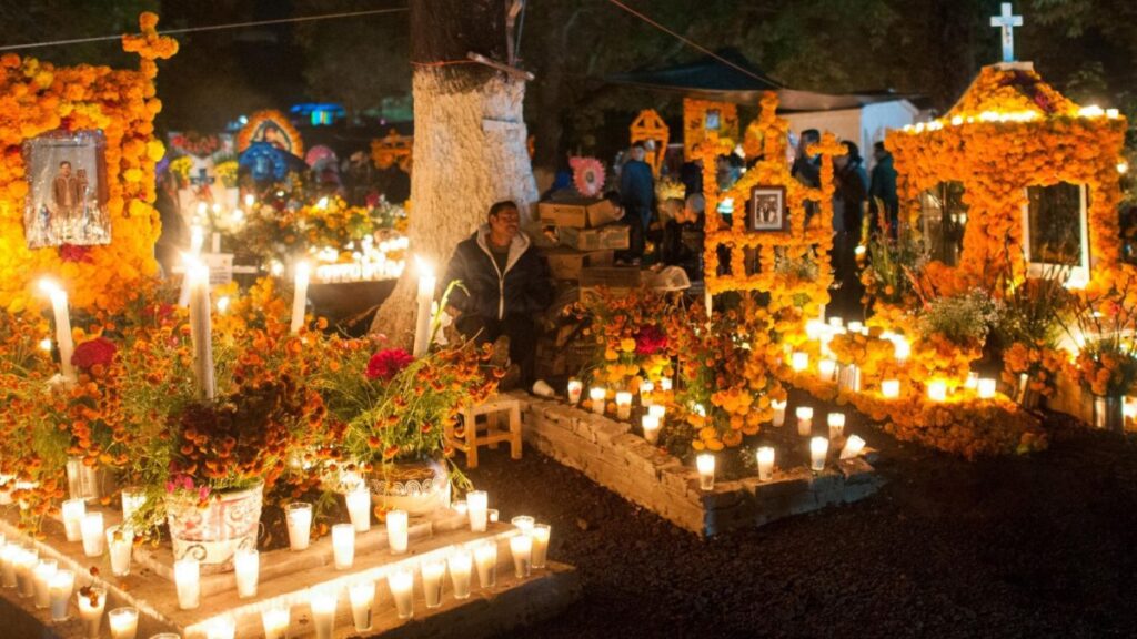 Panteón adornado con flores y velas en el Día de Muertos en Tzintzuntzan, Michoacán.