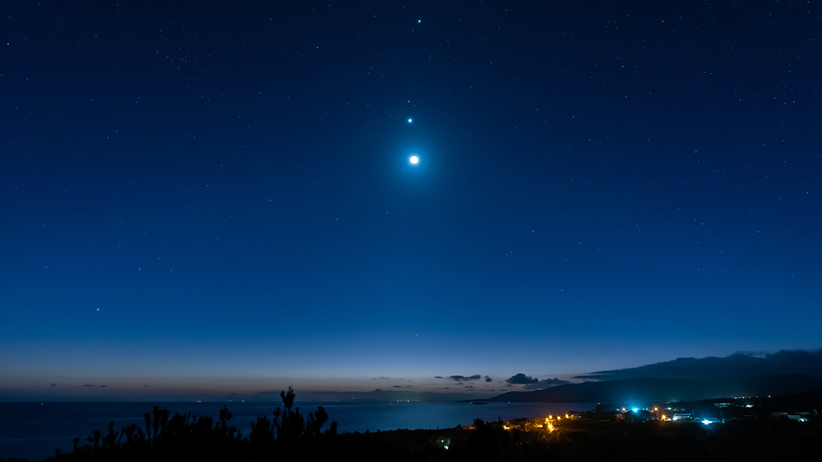 Venus y la Luna brillarán junto a las Pléyades durante la lluvia de estrellas Líridas, este sábado