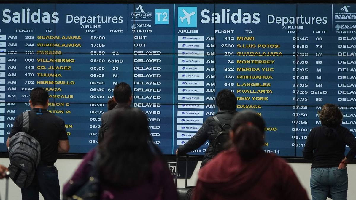 Pasajeros pasan mal rato por retrasos en el AICM; Aeroméxico es el más afectado