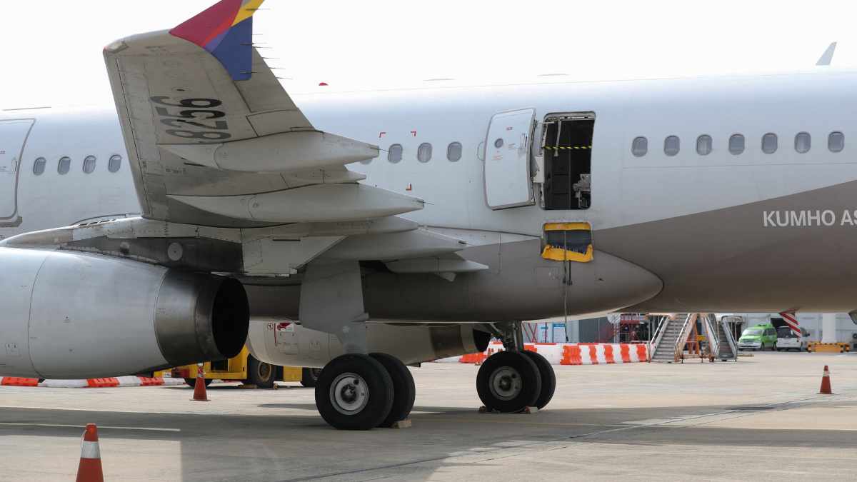 Terror en el aire: pasajero abre la puerta de emergencia de avión en pleno vuelo