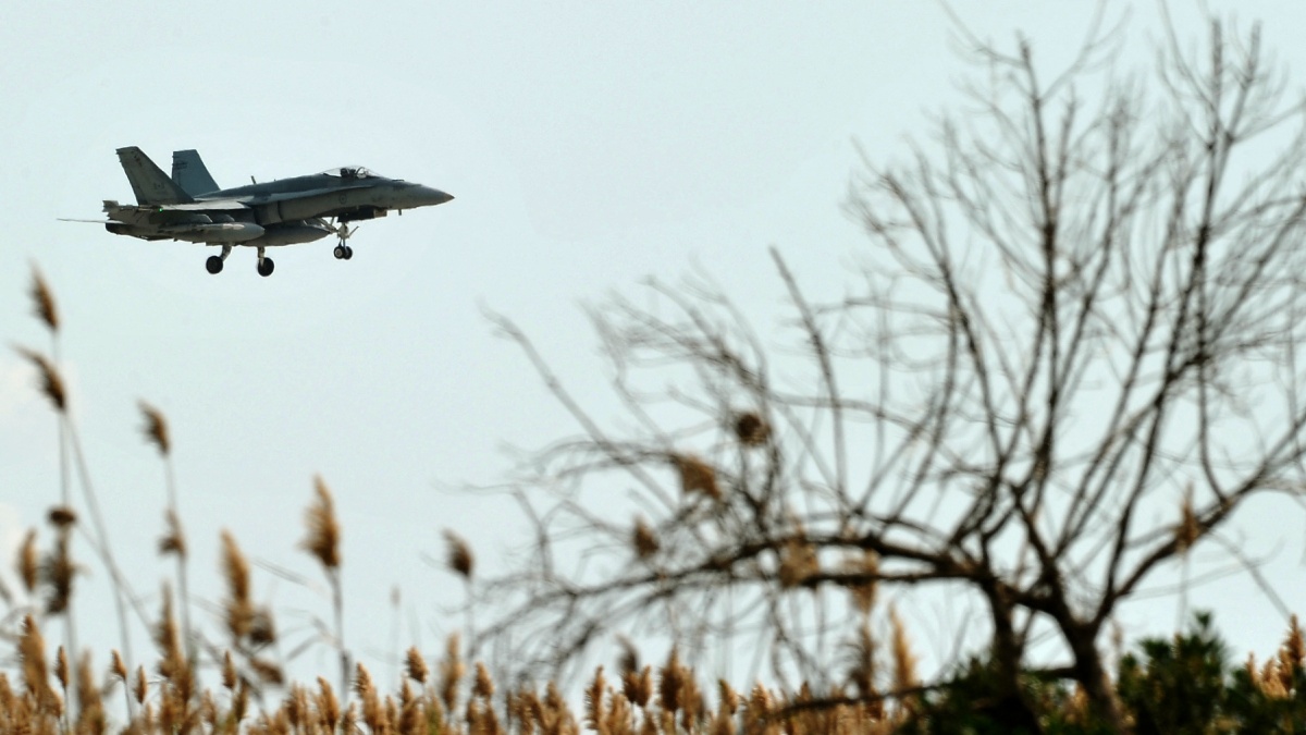 Avión caza se estrella durante exhibición militar en Zaragoza, España