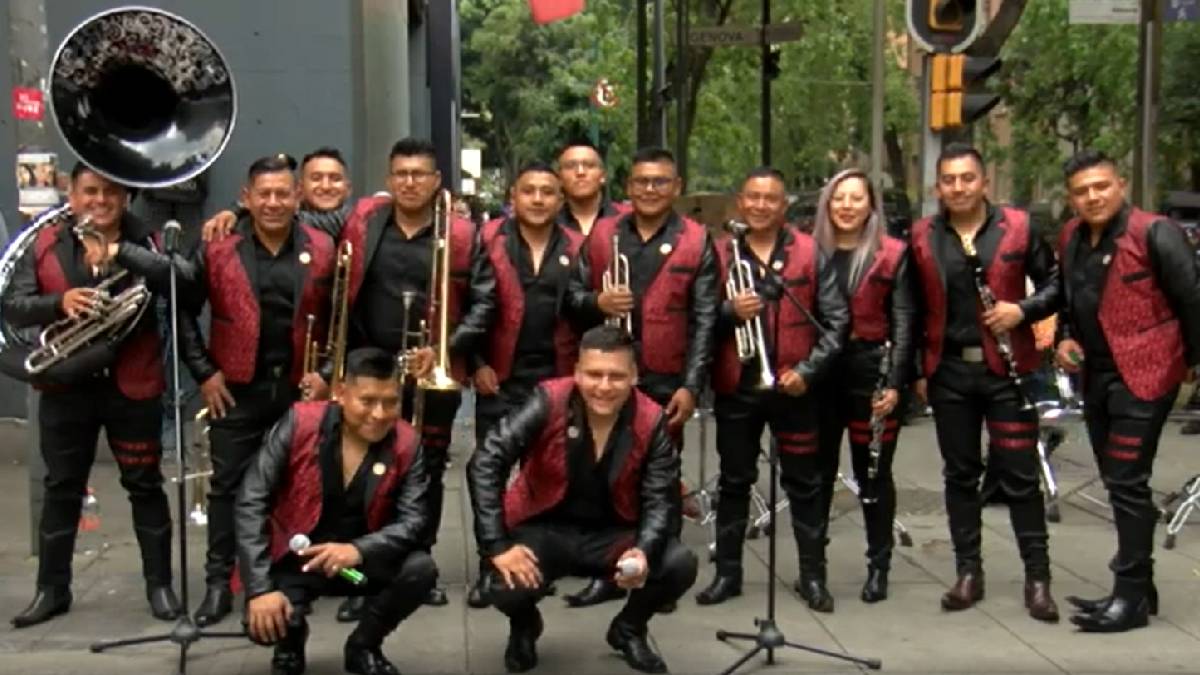 En la Zona Rosa, policías capitalinos celebran a las madres a ritmo de banda sinaloense
