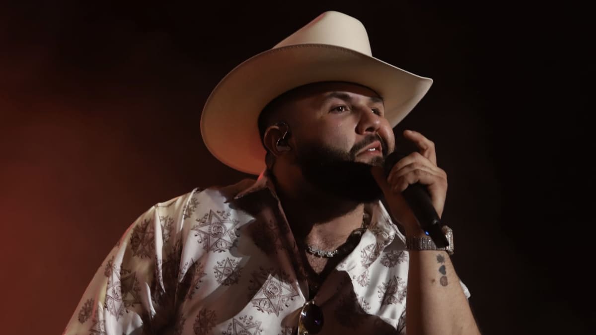 Carín León se cae en el escenario durante concierto en Veracruz: video