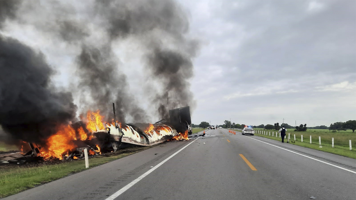 Choque de tráiler y camioneta deja 13 muertos en Tamaulipas