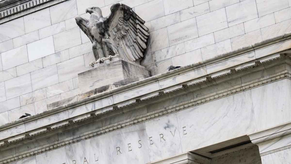 Inicia reunión de la Fed en medio de turbulencias del sector bancario; ¿subirán las tasas de interés?
