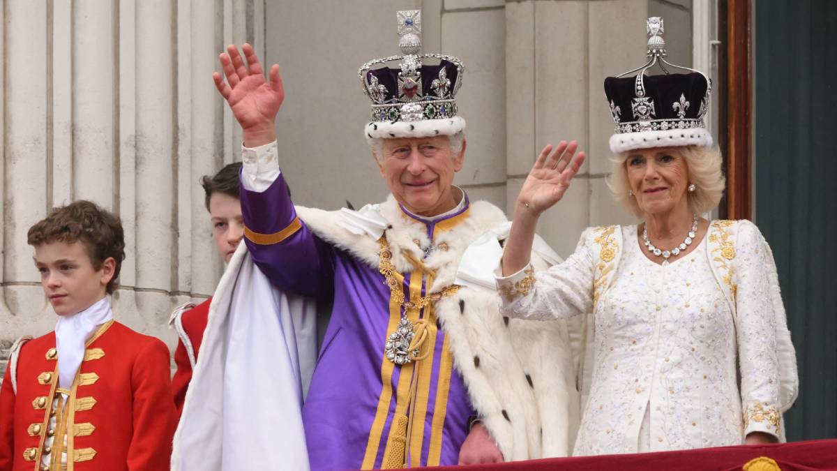 Carlos III y la reina Camila hacen tradicional saludo desde el balcón del palacio de Buckingham