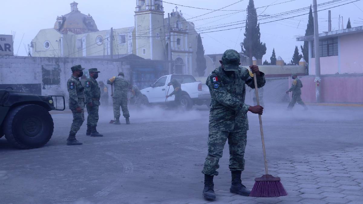 Refuerza Ejército retenes para evitar que curiosos suban al volcán Popocatépetl