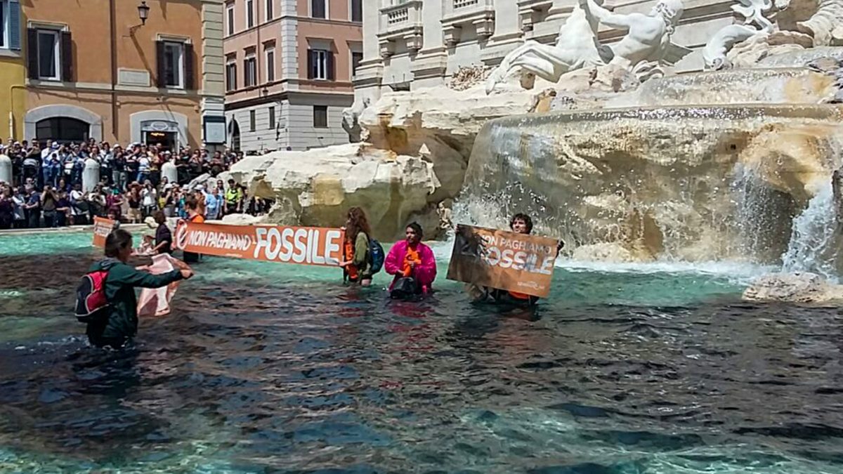 Ecologistas tiñen de negro la Fontana di Trevi; advierten por inundaciones