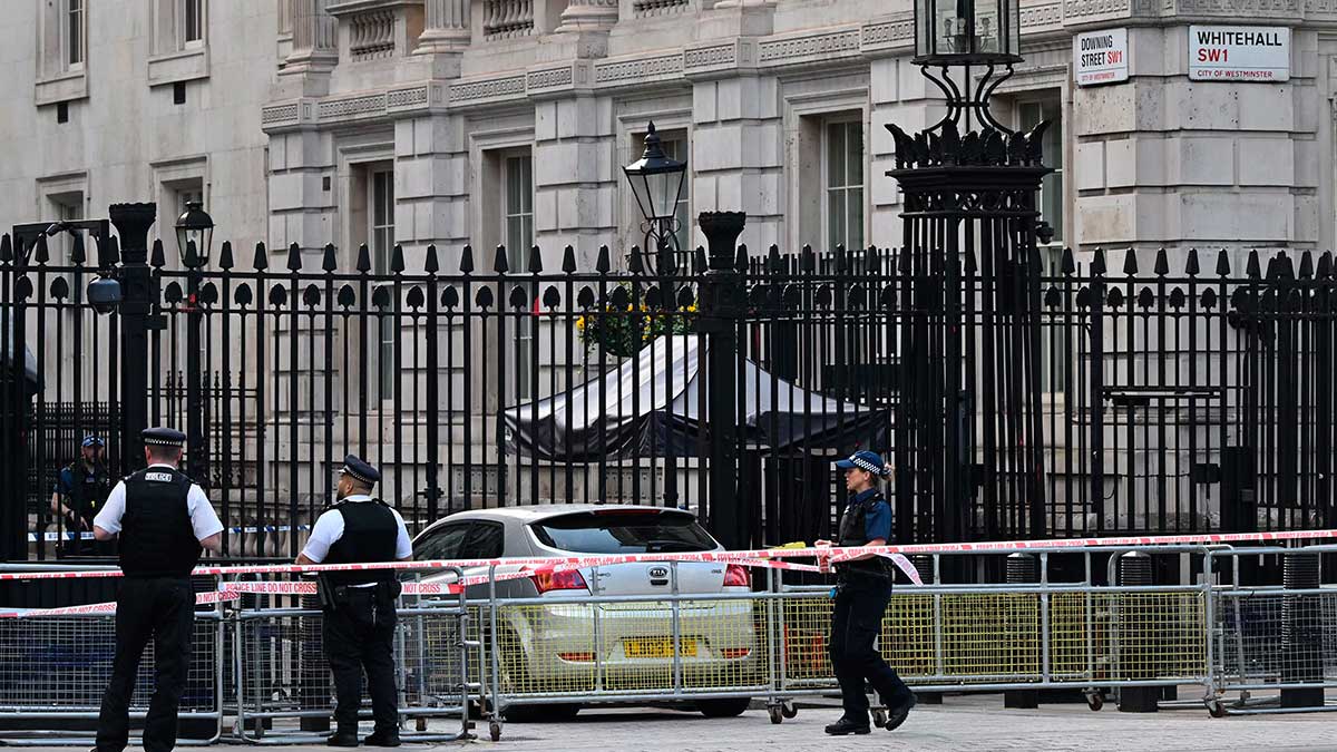 Captan momento en el que auto choca contra vallas de Downing Street en Londres