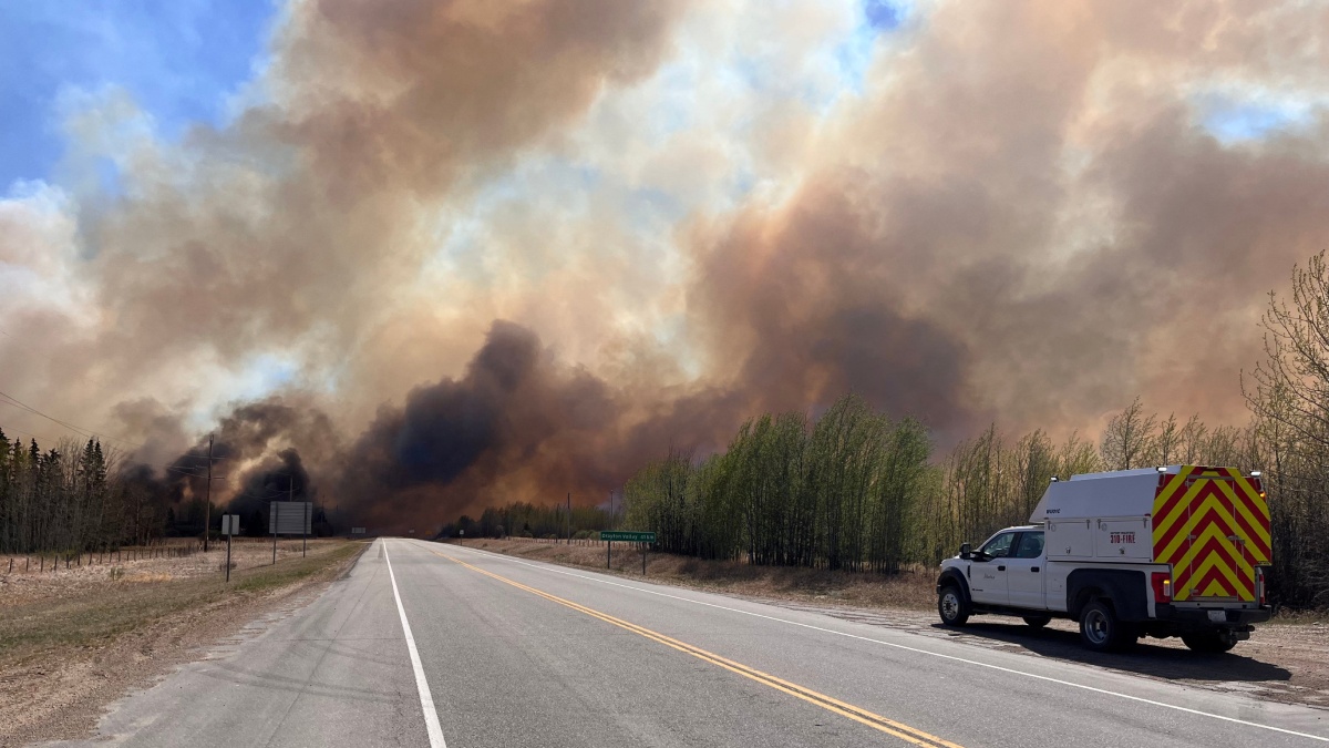 ¡Con todo y cantos! Bomberos de Sudáfrica llegan a Canadá para ayudar a combatir incendios forestales