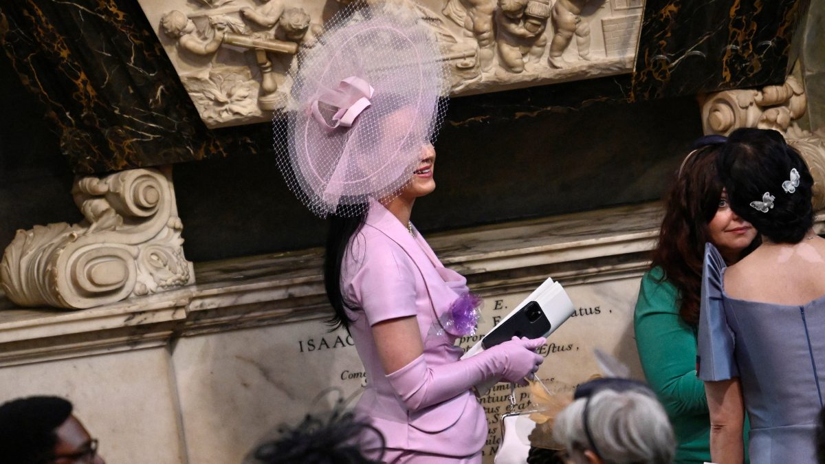 Katy Perry y sus momentos virales en la coronación de Carlos III: se pierde y resbala por la lluvia