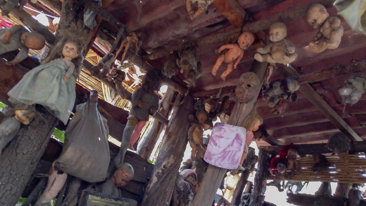 Una muñeca de Tim Burton y otra marcada por Lady Gaga ahuyentan espíritus en la Isla de las Muñecas