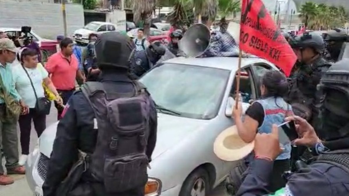 Manifestantes y policías se confrontan en Autopista del Sol