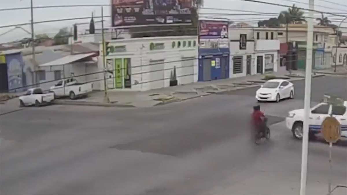 Menores en motocicleta chocan contra patrulla en Sonora; hay un fallecido