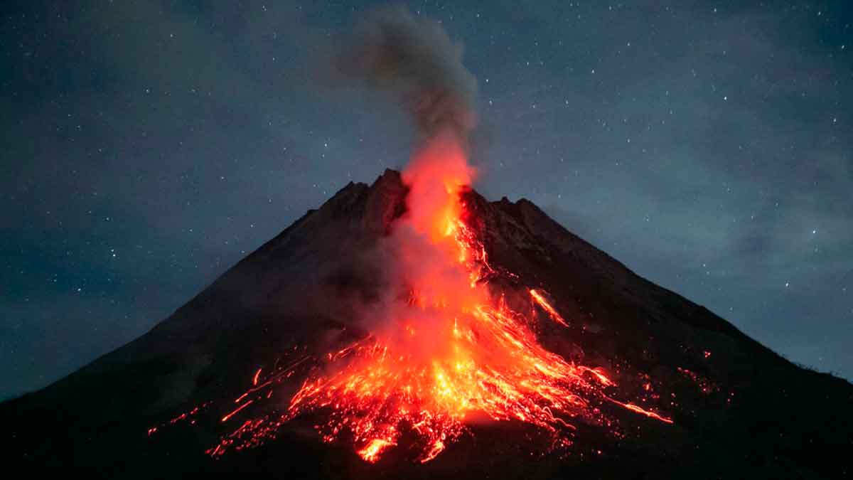 El volcán Merapi en Indonesia vuelve a entrar en erupción