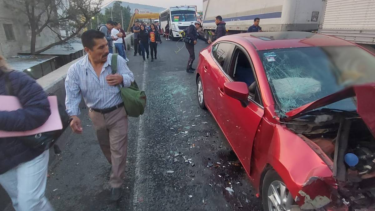 Choque en la México-Puebla deja una persona sin vida; decenas caminaron hacia el Metro