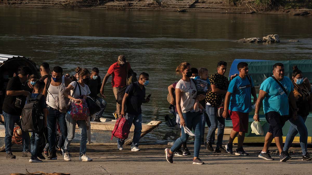 Migrantes en la frontera hacen lo imposible por cruzar a EU