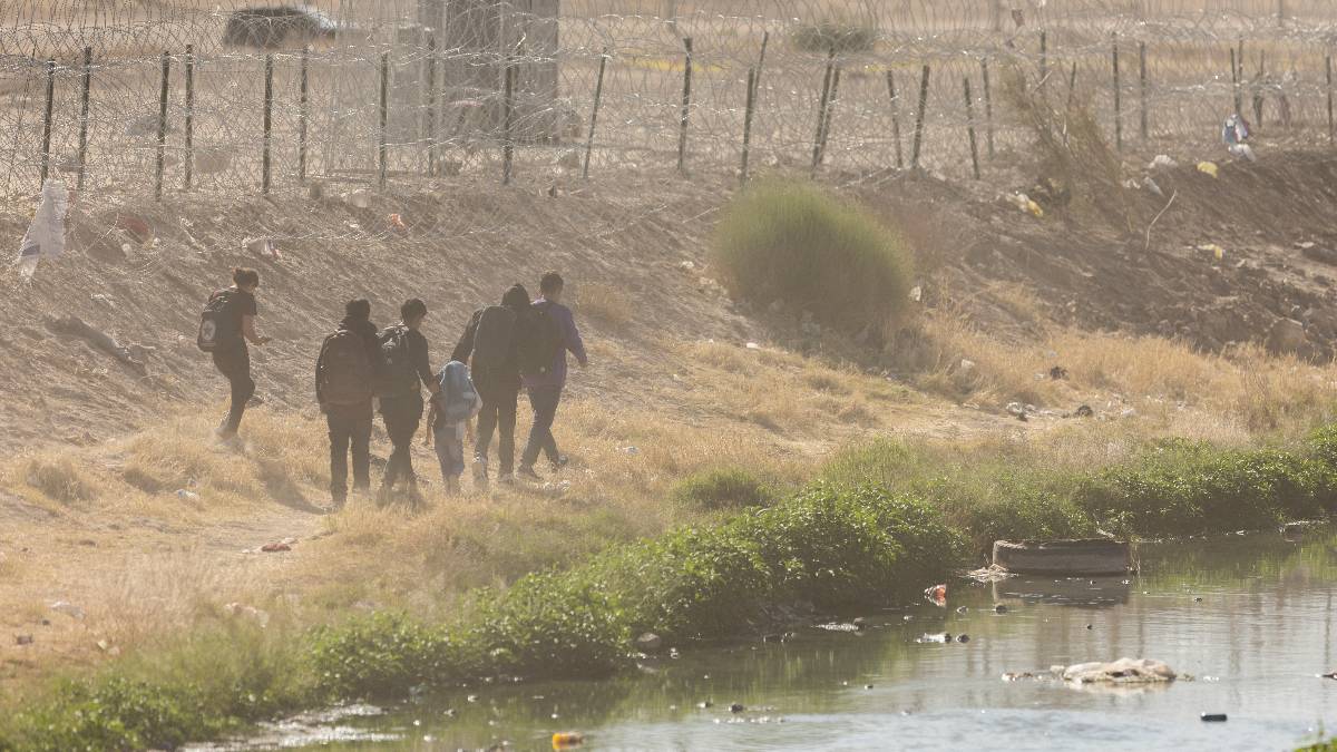 Ingresos de migrantes desde México caen a la mitad tras cambio de norma: EU