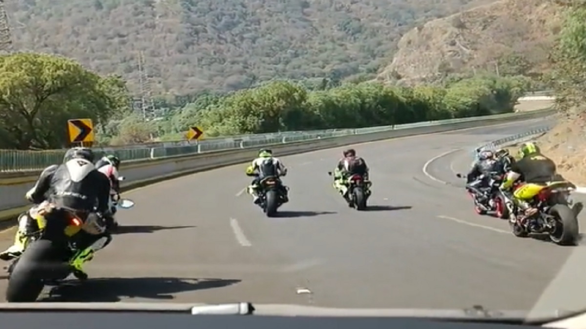 Motociclistas acaparan carriles de la México-Cuernavaca y los captan en video