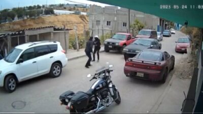Policía y automovilista pelean en Tijuana