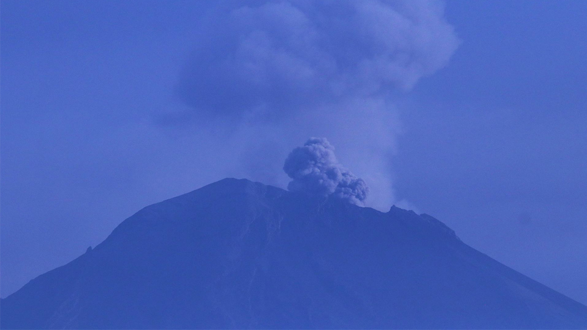 Suspenden vuelos por erupción estromboliana del Popo; cae ceniza en CDMX y Edomex: videos