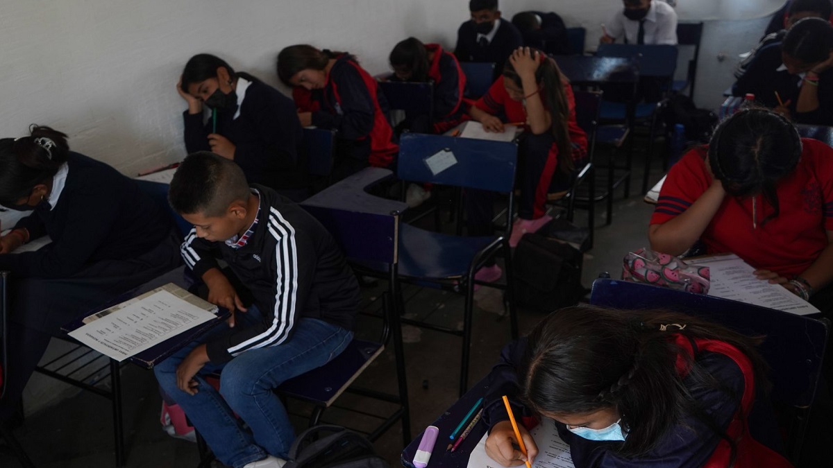 Lunes regresan a clases presenciales en Puebla; actividad del Popocatépetl disminuye