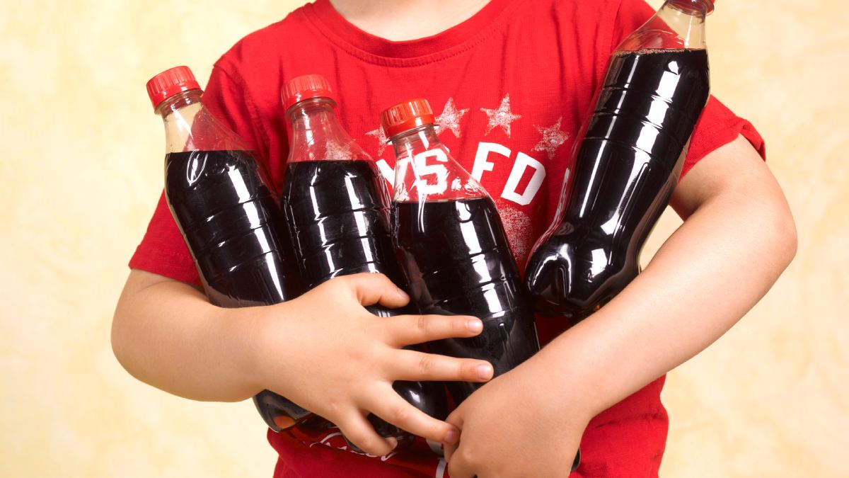 Enlista Profeco refrescos no aptos para niños; contienen cafeína y edulcorantes