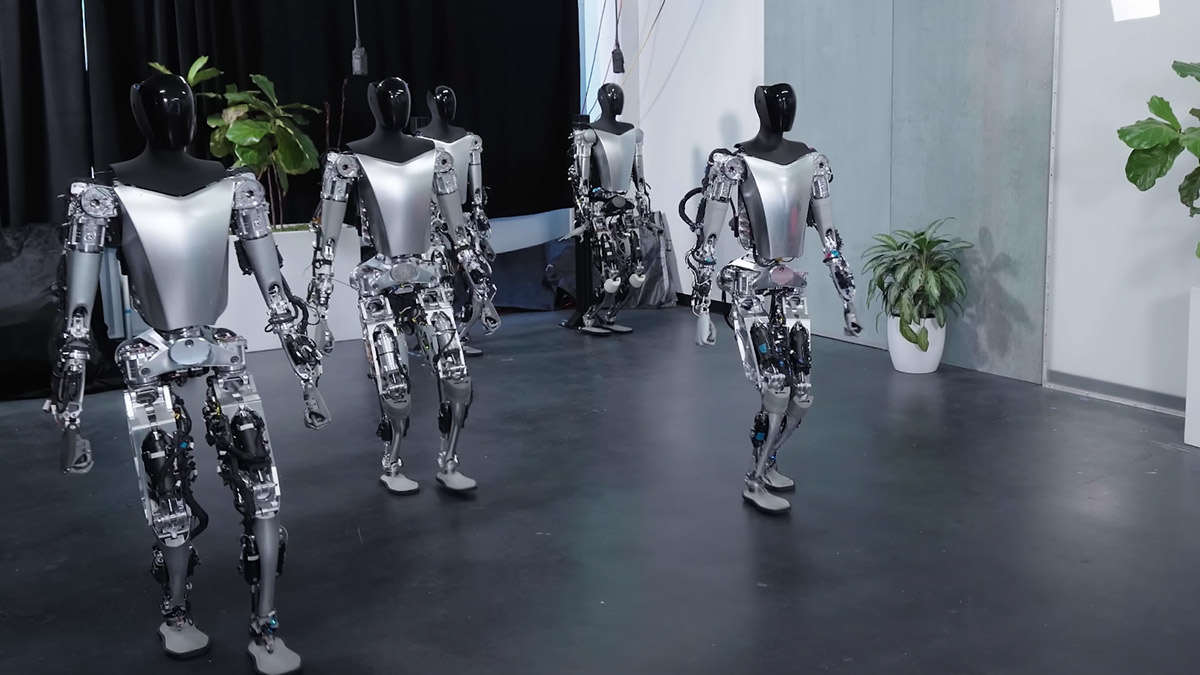 Tesla Bots: los robots humanoides de Elon Musk ya caminan y recogen cosas