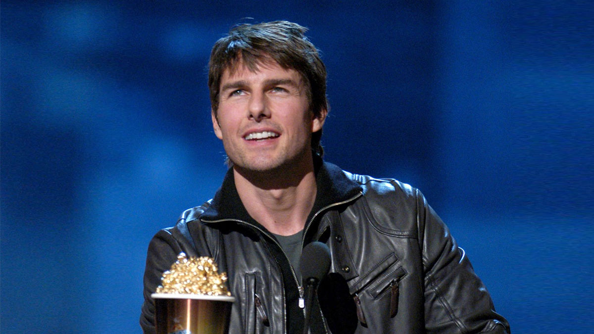 Tom Cruise acepta su MTV Award mientras vuela un avión de combate