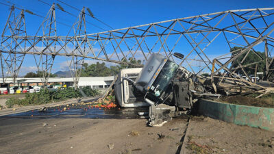 Por evitar choque con automóvil, tráiler derriba torre de alta tensión en carretera Lechería-Texcoco