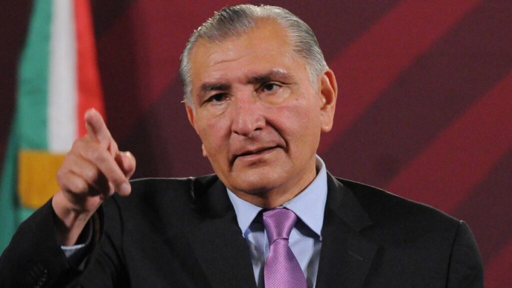 Deja su cargo Adán Augusto López