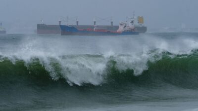 Huracán Adrián: Barcos estacionados frente a Manzanillo, Colima, durante el paso del huracán Enrique